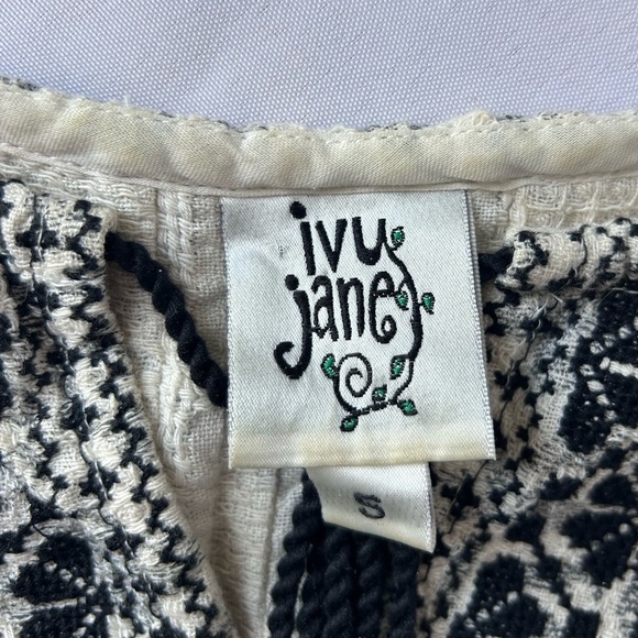 Ivy Jane black and white pattern blouse - Picture 3 of 5